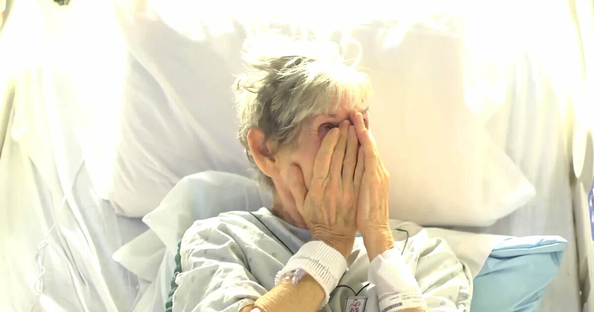 Боль больной больница. Старушка плачет в больнице. Пожилая женщина в больнице. Женщина плачет в больнице.