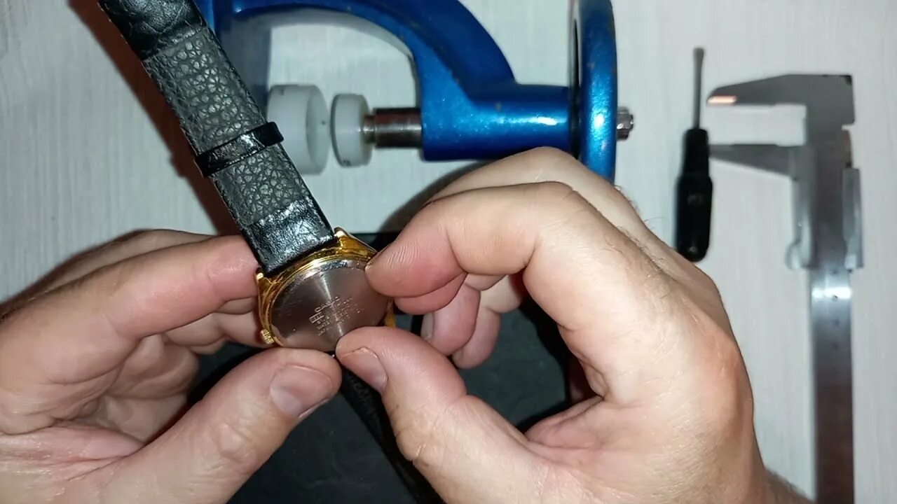 Наручные часы закрыть заднюю крышку. Пресс для закрытия крышек наручных часов. пресс для закрытия задней крышки часов. уплотнительное кольцо для часов. защелкнуть крышку часов.