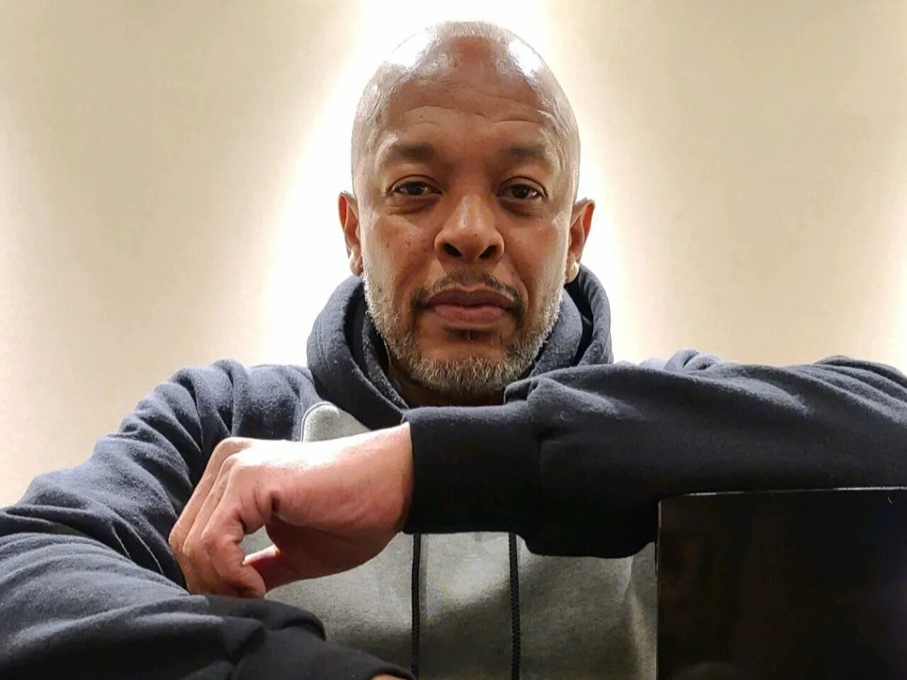 Рэпер доктор. Dr dre. рэпер доктор дре. dr dre 2025. доктор дре сейчас.