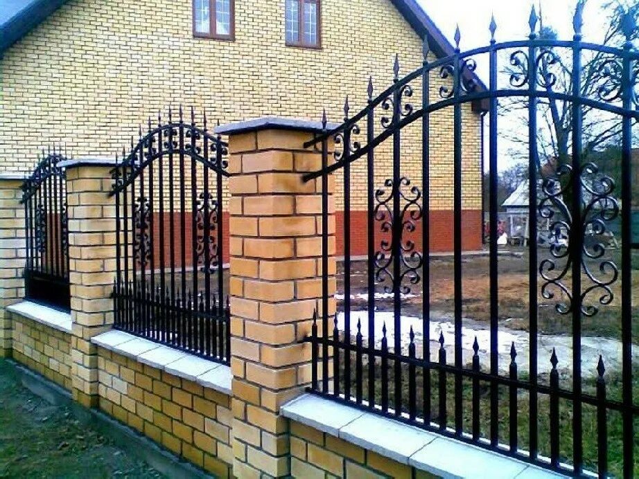 Кирпично металлический забор. Кованый забор. кованый кирпичный забор. кованые заборы из кирпича. забор из кирпича с ковкой.