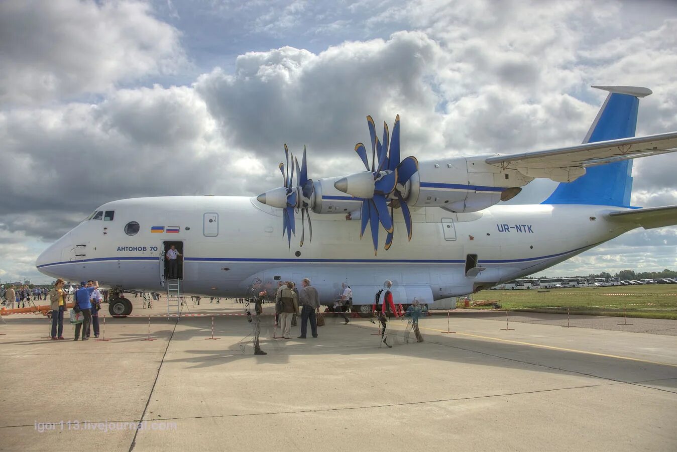 Турбовинтовые самолеты россии. АН-70 военно-транспортный самолёт. АН 12 грузовой самолет. Военные самолеты грузовые АН 70. Antonov АН-70 АН-22.