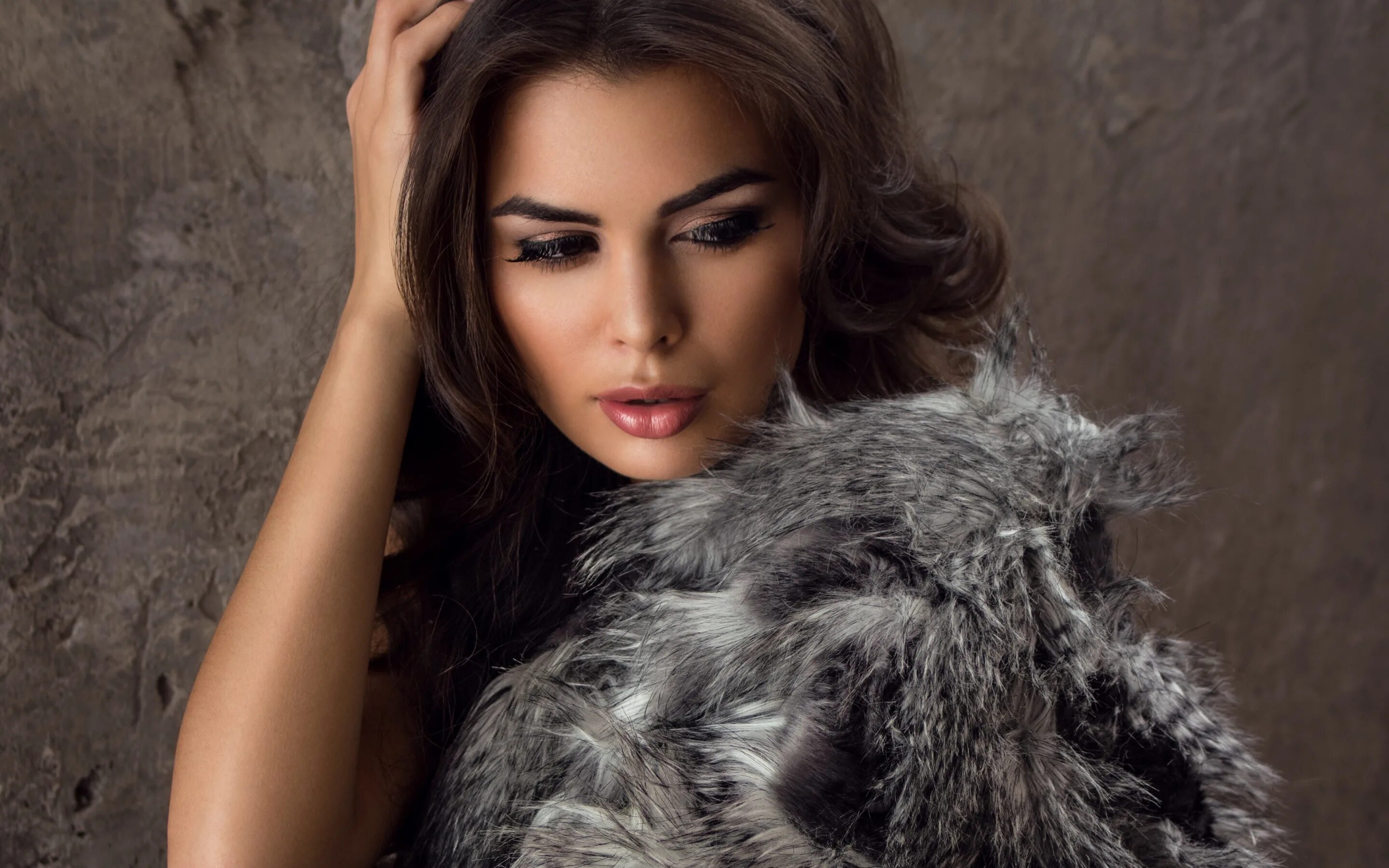 Девушка в мехах. Моника джарос в мехах. Роскошная женщина. Красавица в мехах. Красивые девушки в шубах.