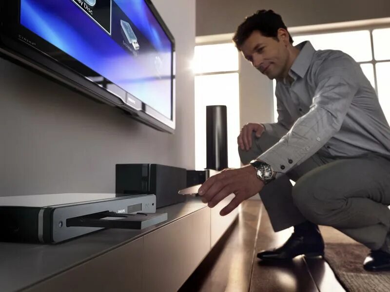 Ray tv. Домашний кинотеатр реклама. Телевизор с Blu-ray. Мужчина и двд плеер. Ray Philip IX.