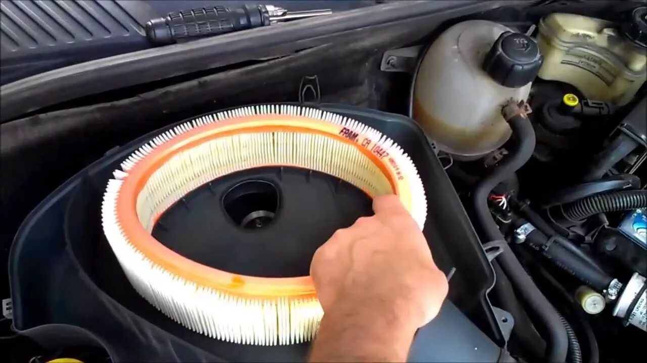 Воздушный фильтр лада ларгус 8 клапанов. 6 фильтр воздушный. Renault logan 2 замена воздушного фильтра. Renault logan 2015 фильтр воздушный. Воздушный фильтр на renault logan второго поколения.