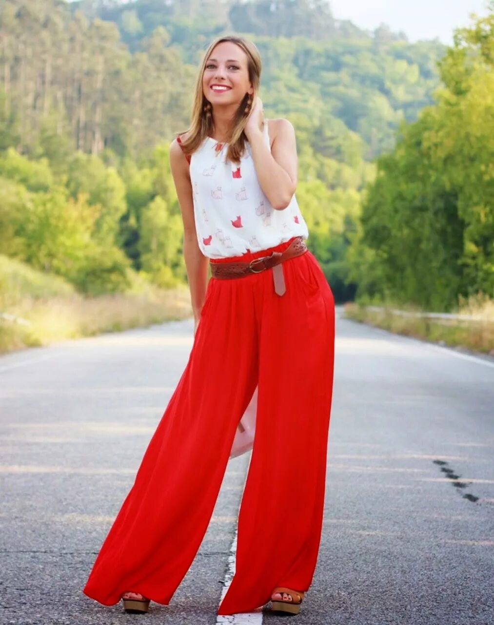 Фото широких штанов. Красные брюки палаццо. Образы с брюками палаццо. Брюки палаццо женские. Брюки палаццо лето.