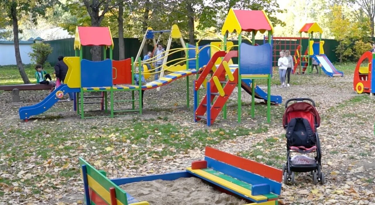 Жк циолковский детская площадка. Детские площадки обнинск. Детские площадки мытищи. Смарт плаза детская площадка. Обнинск плаза площадка.