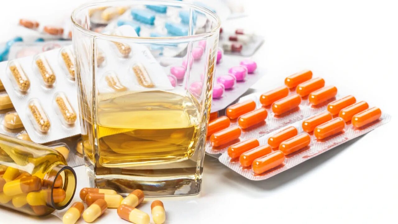 Пиво и антибиотики можно. Антибиотики и алкоголь. Взаимодействие антибиотиков с алкоголем. Антибиотики и бухло. Антибиотики в таблетках.