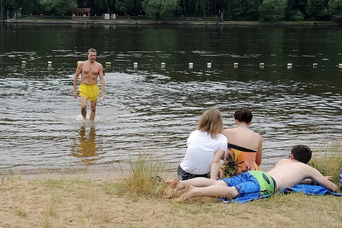 Загорел за лето заря догорала все. Загораем и купаемся. Поплавать и позагорать в Казани. Загораем на озере семьей. Где можно покупаться летом.