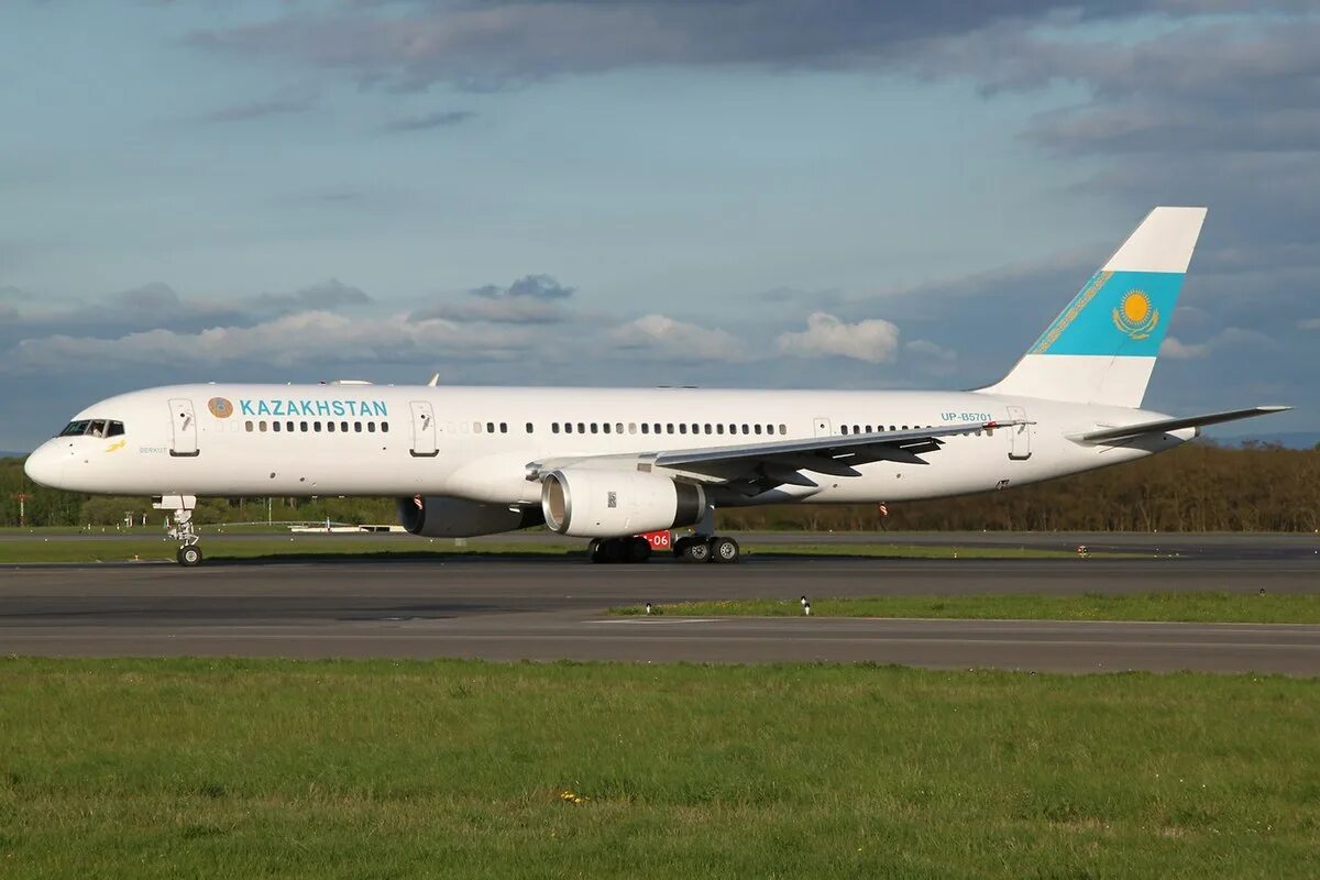 Айр казахстан. Boeing 757-2m6. Air Kazakhstan Боинг 747. Uzbekistan Airways Боинг 757. Boeing-757-220.