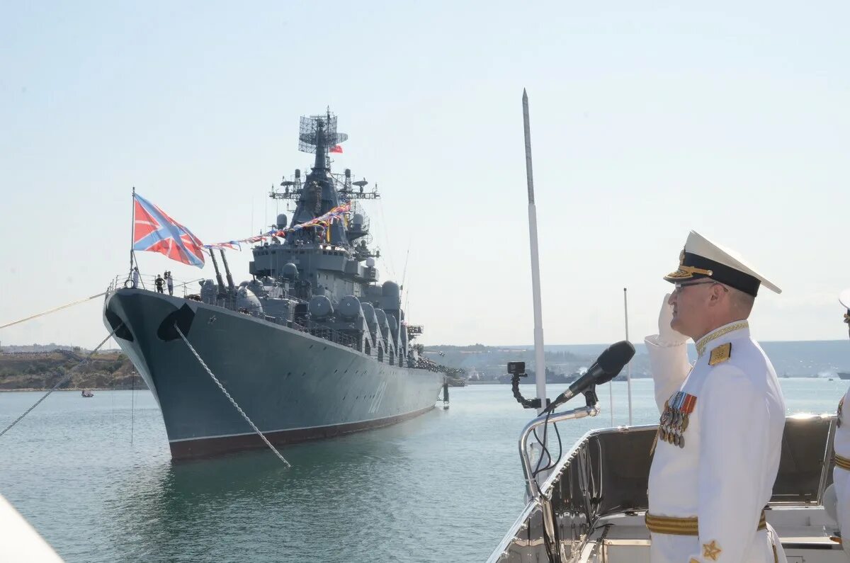 День крейсера москва. Крейсер москва на параде в севастополе 2021. День крейсера москва. День крейсера москва. Крейсер москва змеиный.