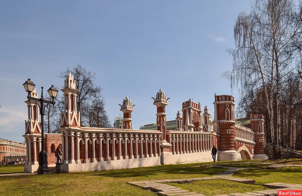 Царицыно луч. Парк Царицыно Церковь. Царицынский парк. Парк Царицыно площадь. Усадьба Царицыно Москва весной.