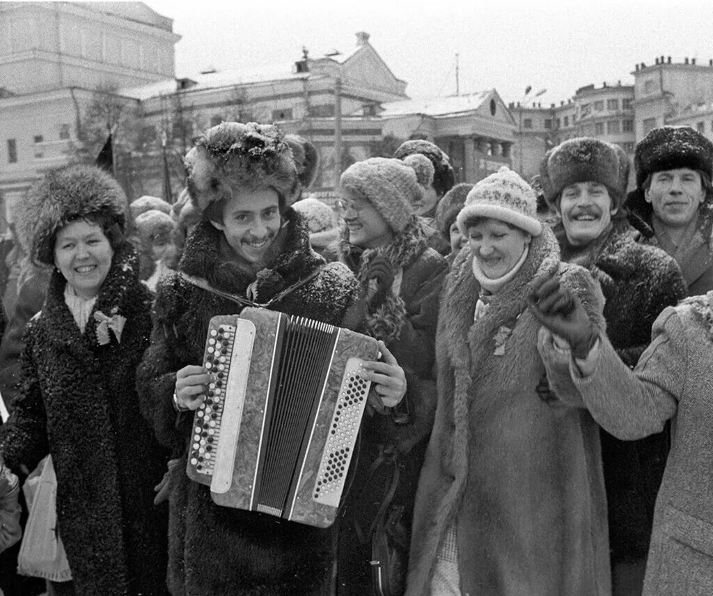 Советские праздники. Советские люди празднуют. Советские люди на праздниках. Ноябрьская демонстрация в СССР. Демонстрация 7 ноября 1980.