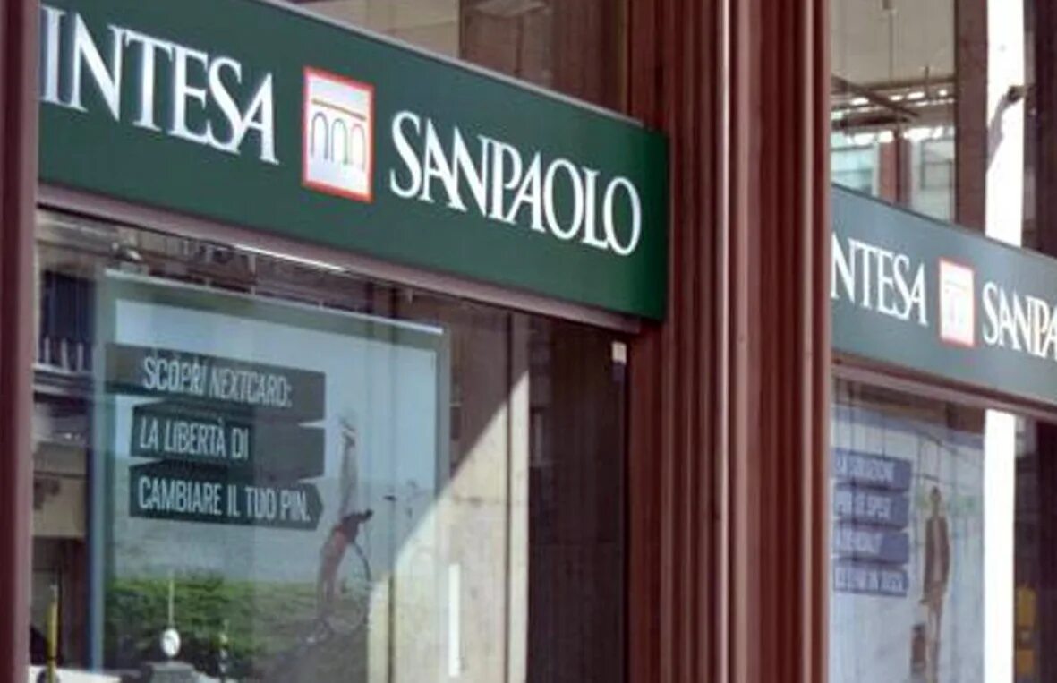 Banca intesa. Интеза Санпаоло. Банк Интеза. Банк Интеза офис в Италии. Intesa Sanpaolo картинки банк.