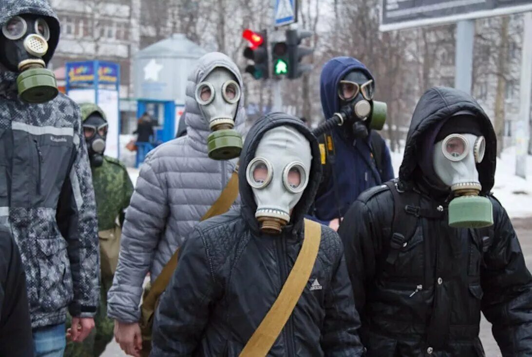 Г воняет. Человек в противогазе. Человек в маске противогаза. Человек в респираторе. Толпа людей в противогазах.