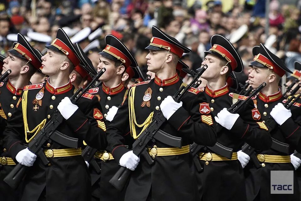 Суворовское военное училище в Москве парад. Суворовцы на параде Победы. Курсанты на параде. Суворовцы маршируют.