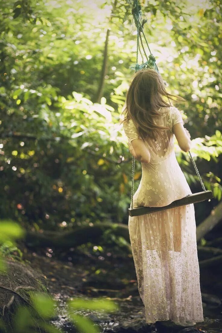 Девушка в лесу. Девушка на качелях. Девушка на природе. Фотосессия в лесу.