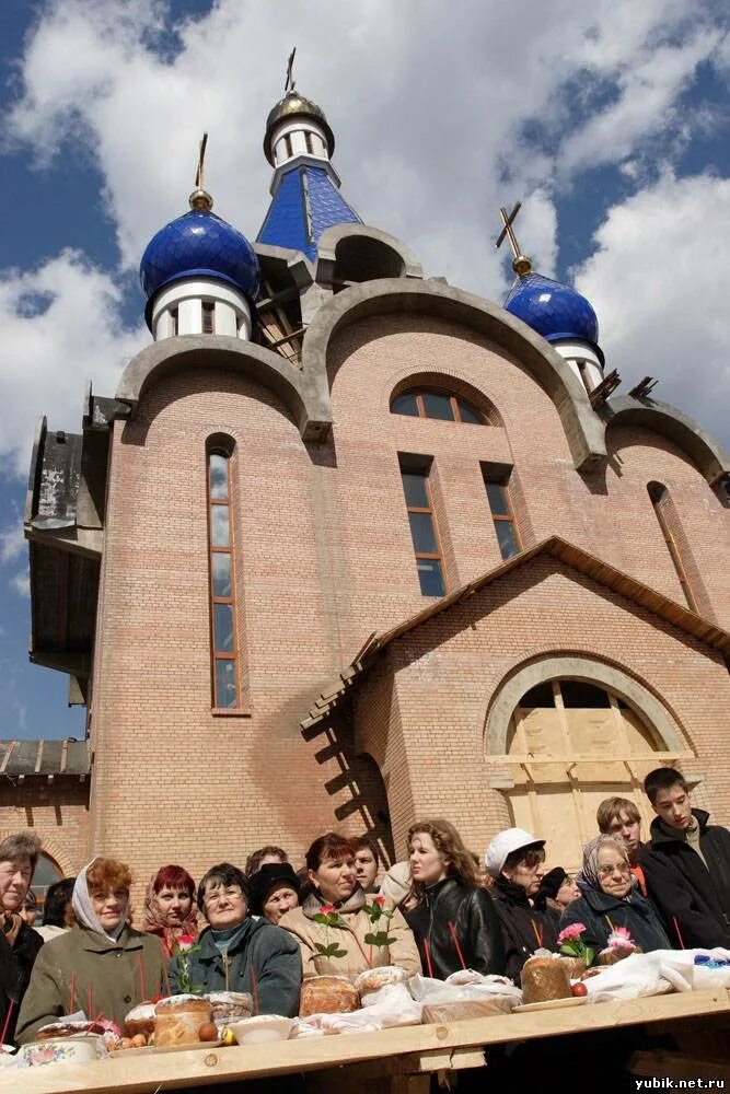 Освящение куличей 2006. Храм Рождества Пресвятой Богородицы в Балашихе бывшие священники. Освещение куличей в соборе Брянск.