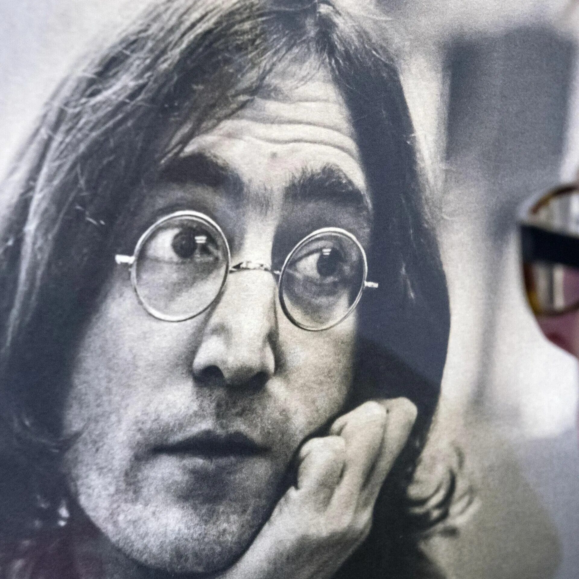 Вдова леннона. Джон Леннон. Джон Леннон фото. Очки Джона Леннона. Джон Леннон последнее фото.