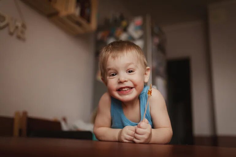 Мальчики детский сад закаливание. Ребенок раздетый на улице. Дети едят арбуз на пляже. Девочки раздели мальчика. Раздевание детей видео.