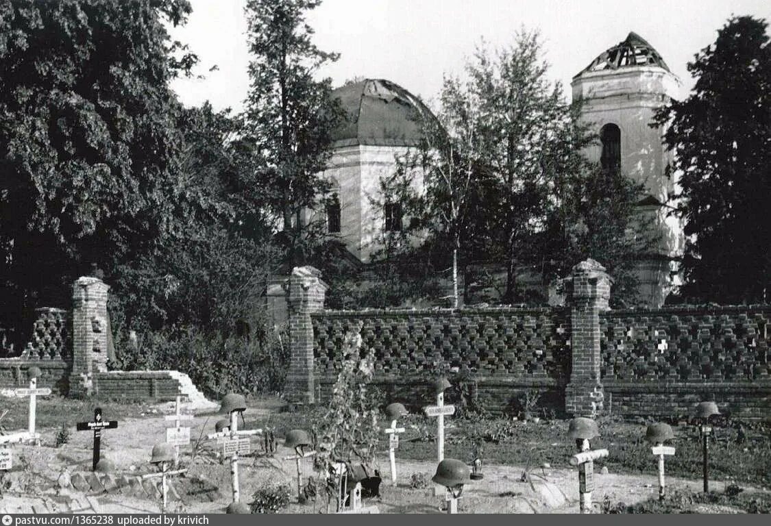 Храм на старом кладбище. Гурьевское кладбище смоленск. еврейское кладбище смоленск. смоленское еврейское кладбище. смоленское кладбище возле костела.