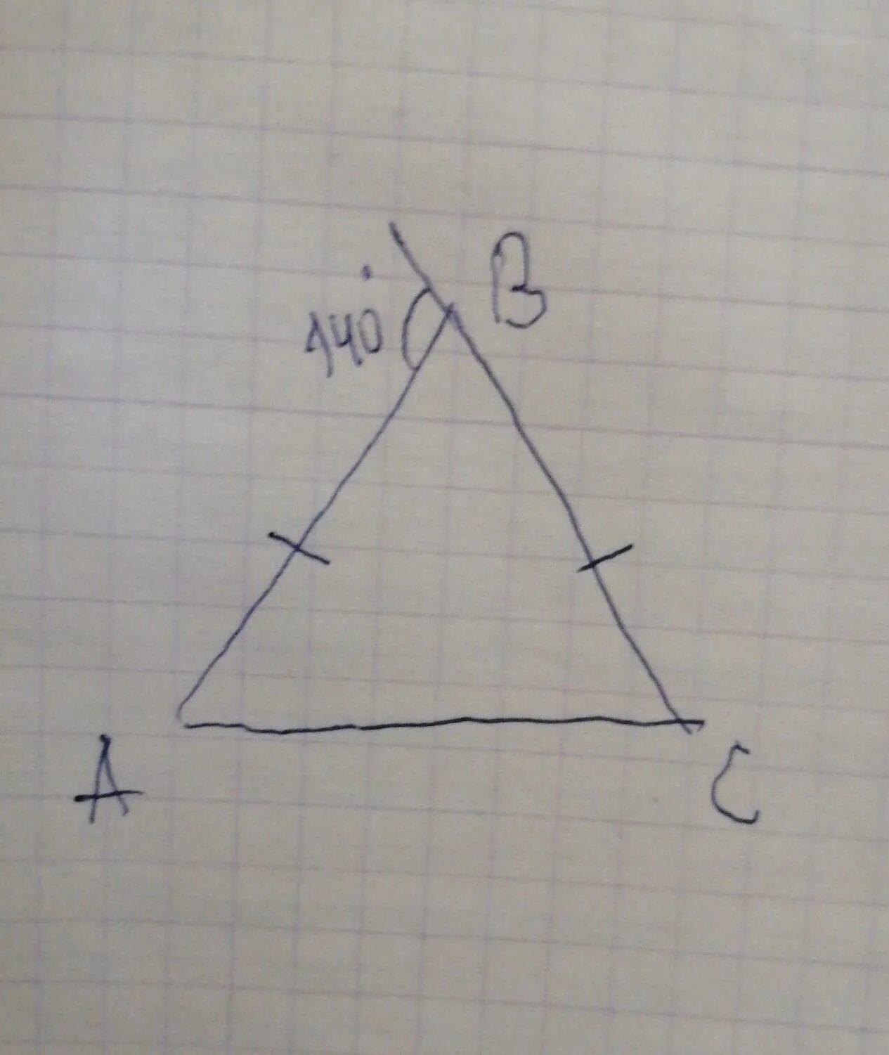 Треугольник АВС равнобедренный угол при вершине равен. Равнобедренный треугольник с основанием АС. Внешний угол при вершине равнобедренного треугольника равен 140. Внешний угол при основании равнобедренного треугольника равен 140.