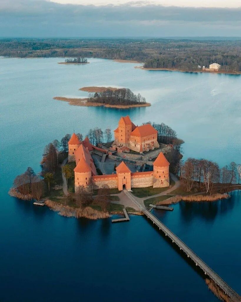 Тракайский замок. Замок Тракай в Литве. Тракайский замок (Тракай, Литва). Вильнюс крепость Тракай. Замок на озере Тракай Литва.