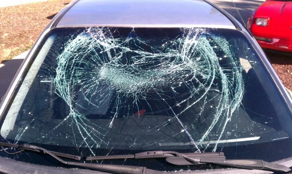 Разбили окно машины. Разбитое лобовое стекло Suzuki sx4. Разбитое лобовое ВАЗ 2109. Разбитое стекло автомобиля. Разбитое автомобильное стекло.