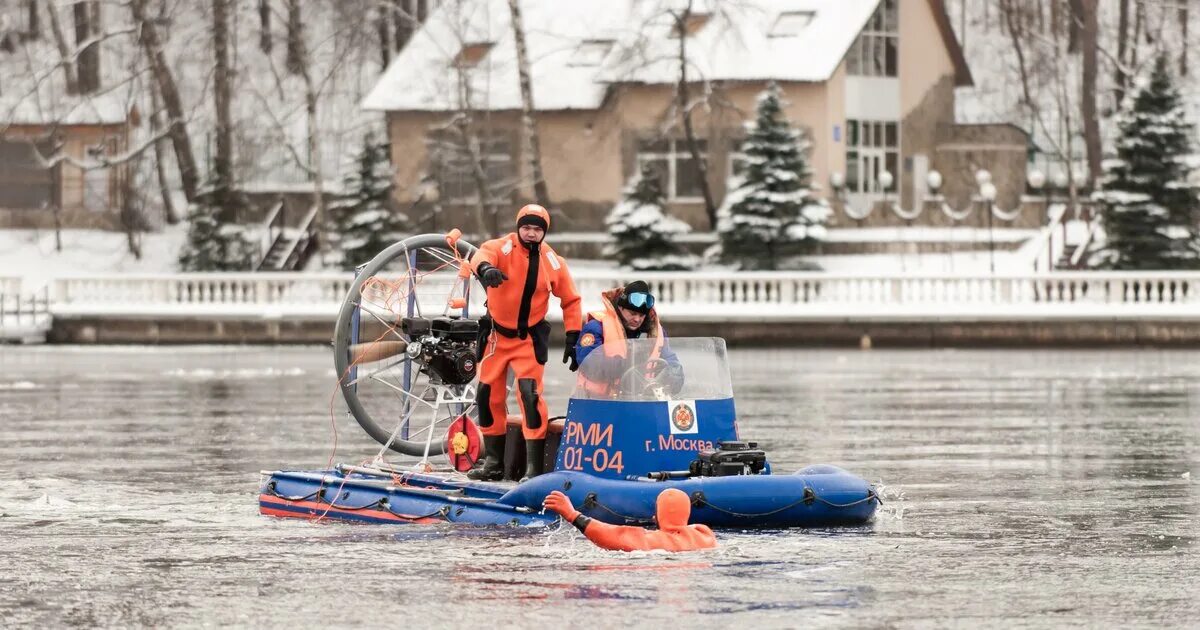 Мальчик спас 100 человек в крокусе. Водные объекты Москвы. Картинка Зеленоград зима спасатели на водоеме.