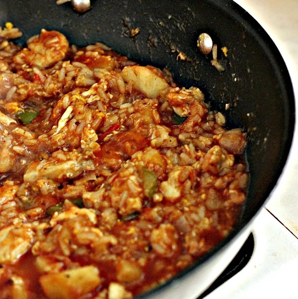 Как сварить рис с мясом. Рис с мясом и овощами. блюдо с рисом и мясом. рис с мясом на сковороде. жареный рис с овощами на сковороде.
