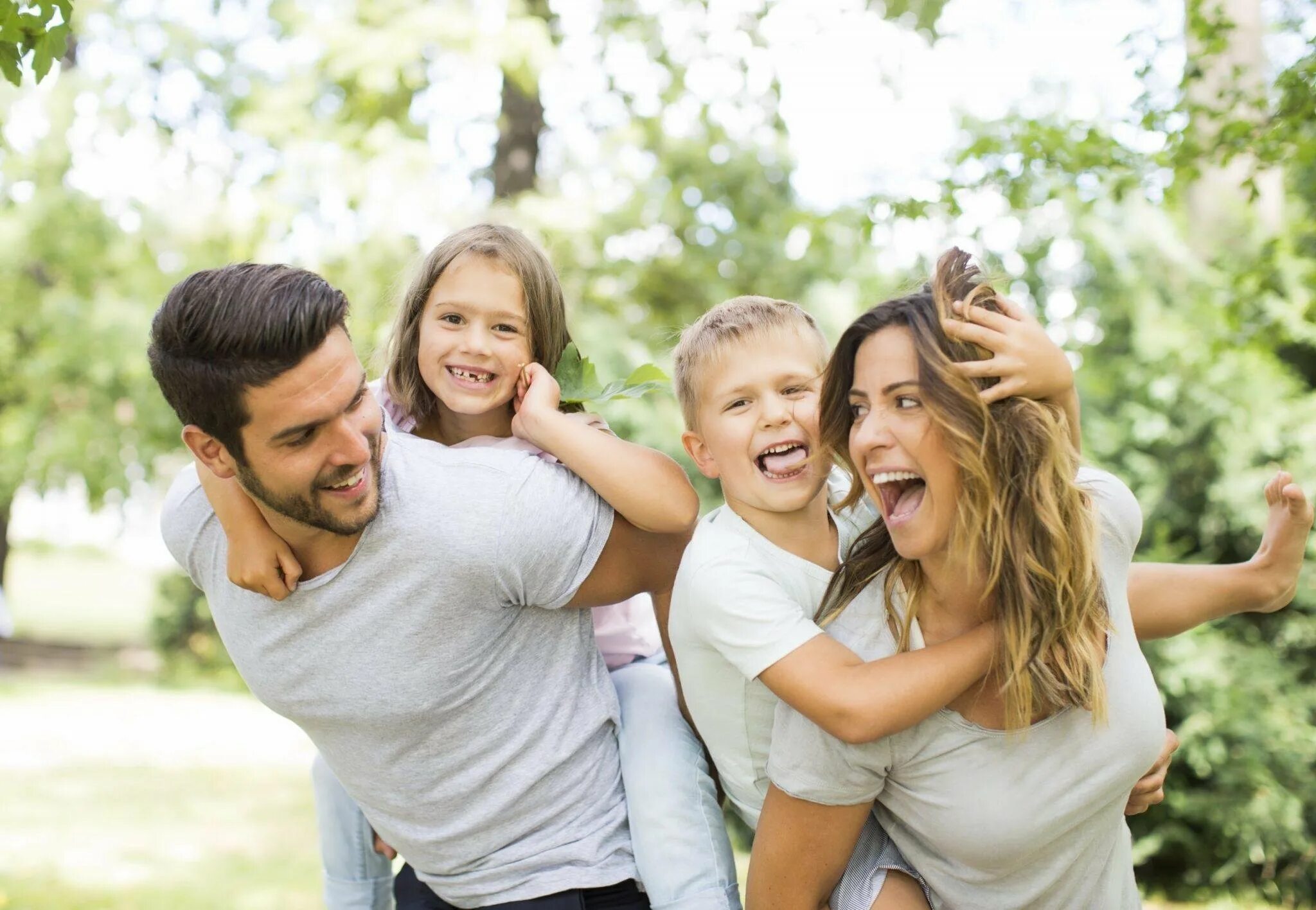 Family round. Счастливый ребенок. Семья со счастливым ребёнком. Ребенок в семье. Семья улыбается.