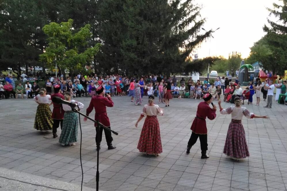 Село свободное Краснодарский край. Дом культуры село свободное Брюховецкого района. Администрация села свободного Брюховецкого района. Народные гуляния и музыканты с.Васильевка,Болградский район. С свободное брюховецкого