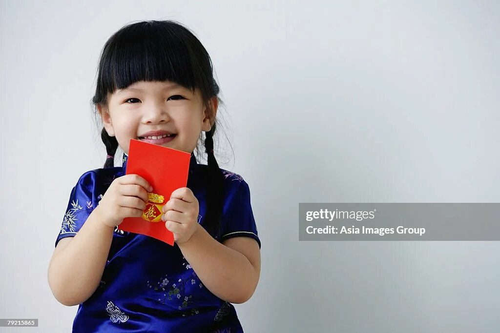 Девочка держит игрушку. Маленький девчонка держит правителя. Rich Chinese girl. Bao hi