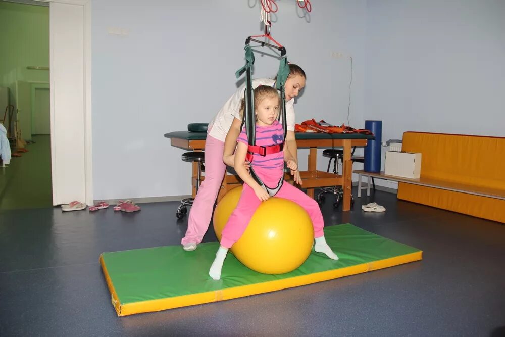Дцп омс. Фитбол гимнастика для детей с ДЦП. Лечебная физкультура ДЦП. Кинето терапия для детей. Физическая реабилитация детей с ДЦП.