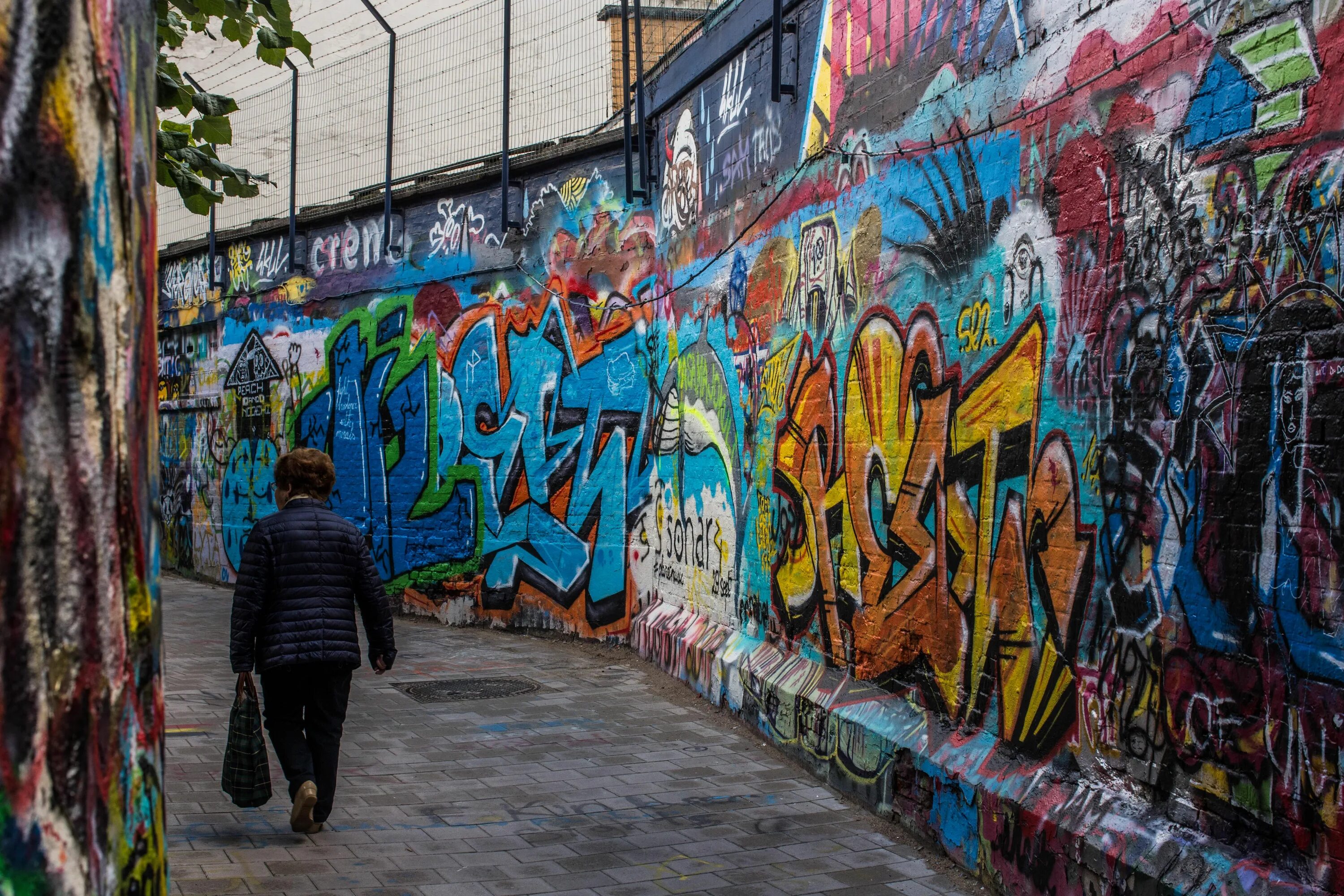 Is graffiti art. Граффити на стене. Граффити на улице. Красивые граффити. Яркие граффити.