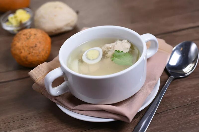 Подача прозрачных супов. Консоме (бульон) с яйцом. Куриное консоме. Прозрачный куриный бульон (консоме. Прозрачный бульон консоме.