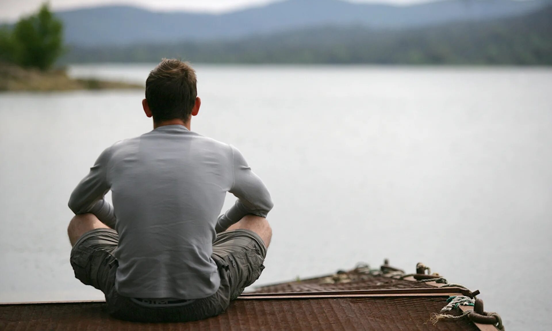 Here s back. Мужчина back. Картинка мужчина у воды в горах. Man sitting looking back. Man sitting back.