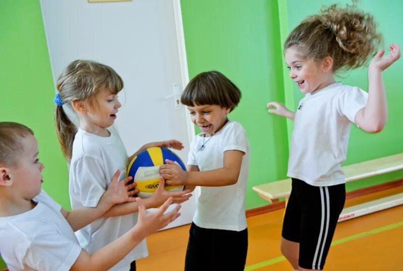 занятия физкультурой в школе. физическая культура в школе. школьники на физкультуре. спортивные занятия. урок физкультуры в старших классах.