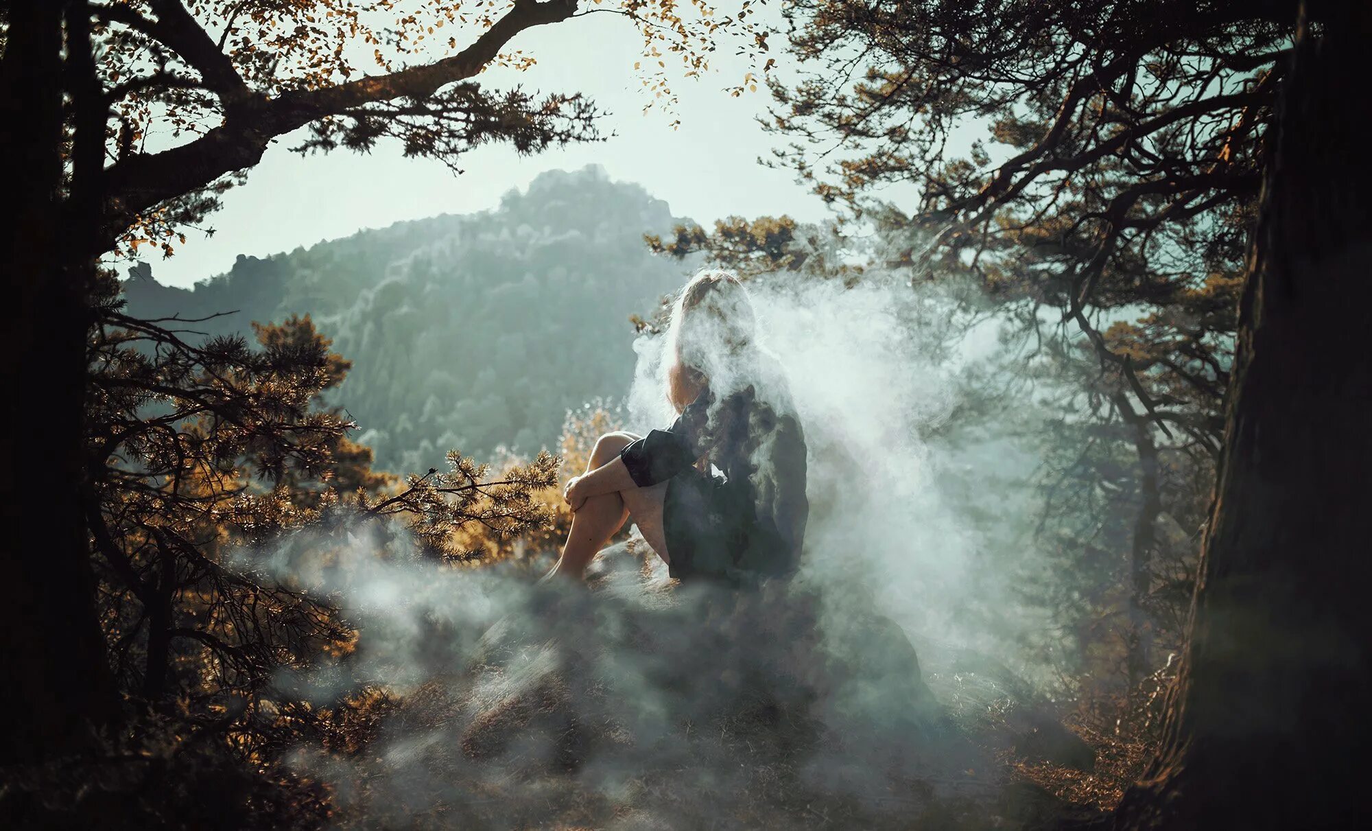 Девушка в тумане в лесу. Атмосферная фотосессия. Девушка горы туман. Фотосессия в тумане. Сквозь лес и дым геншин