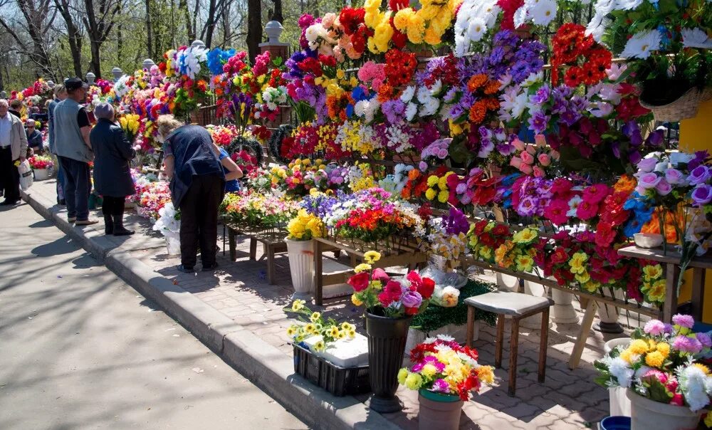 Искусственные цветы на кладбище. Кладбищенские цветы искусственные. Цветы на Пасху на кладбище. Искусств цветы на кладбище.