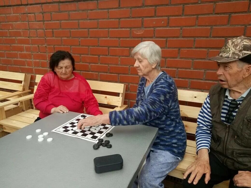 Пенсионеры краснодара. Скандинавская ходьба для пенсионеров тюмень. Елена ермакова. Досуговый центр для пенсионеров. Пенсионеры краснодара.