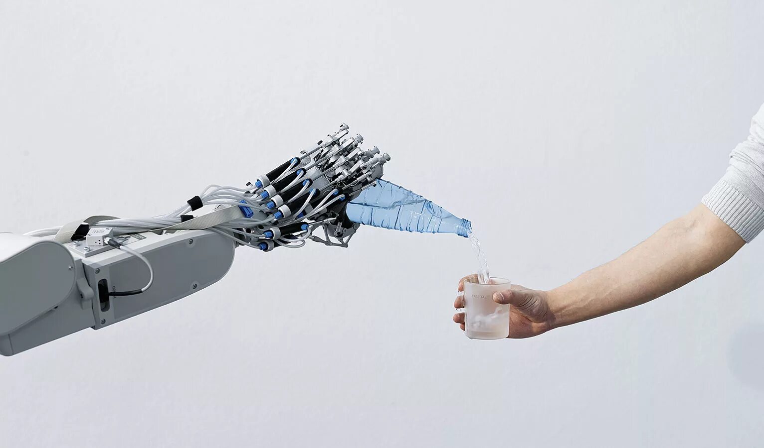 Робот управление рукой. Festo exohand. рука робота. рука робота и человека. роботизированная рука festo.