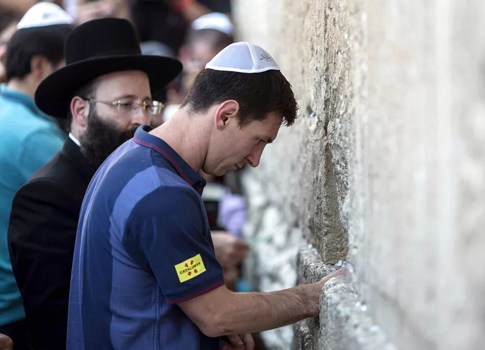 Месси в Израиле стена плача. Месси у стены плача. Лионель Месси у стены плача. Месси в Израиле. Помощь евреям