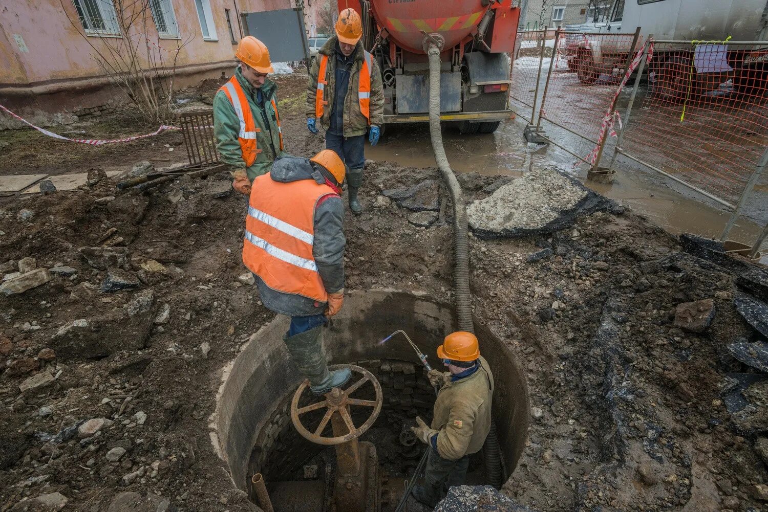 капитальный ремонт. капитальный ремонт объектов коммунального хозяйства. коммунальные услуги иконка. фотографии жкх. реконструируют водопроводные сети.
