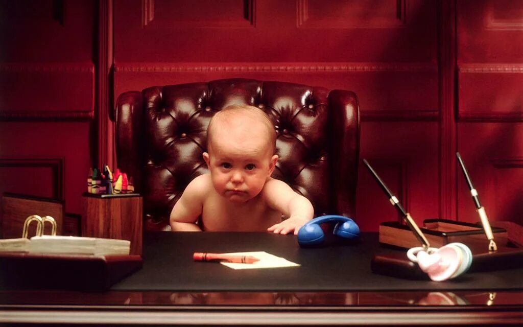 дети предприниматели. малыш бизнесмен. бизнес школьники. ребенок в деловом костюме. юный бизнесмен.