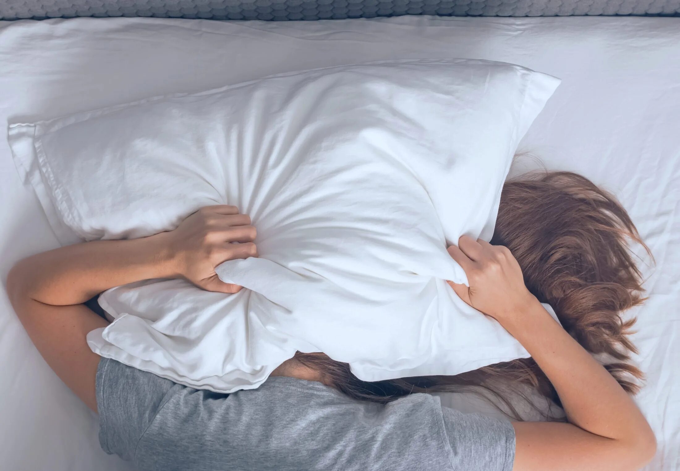 Спать головой в подушку. Подушка девушка. Женщина на подушке. Фотосессия с подушками.