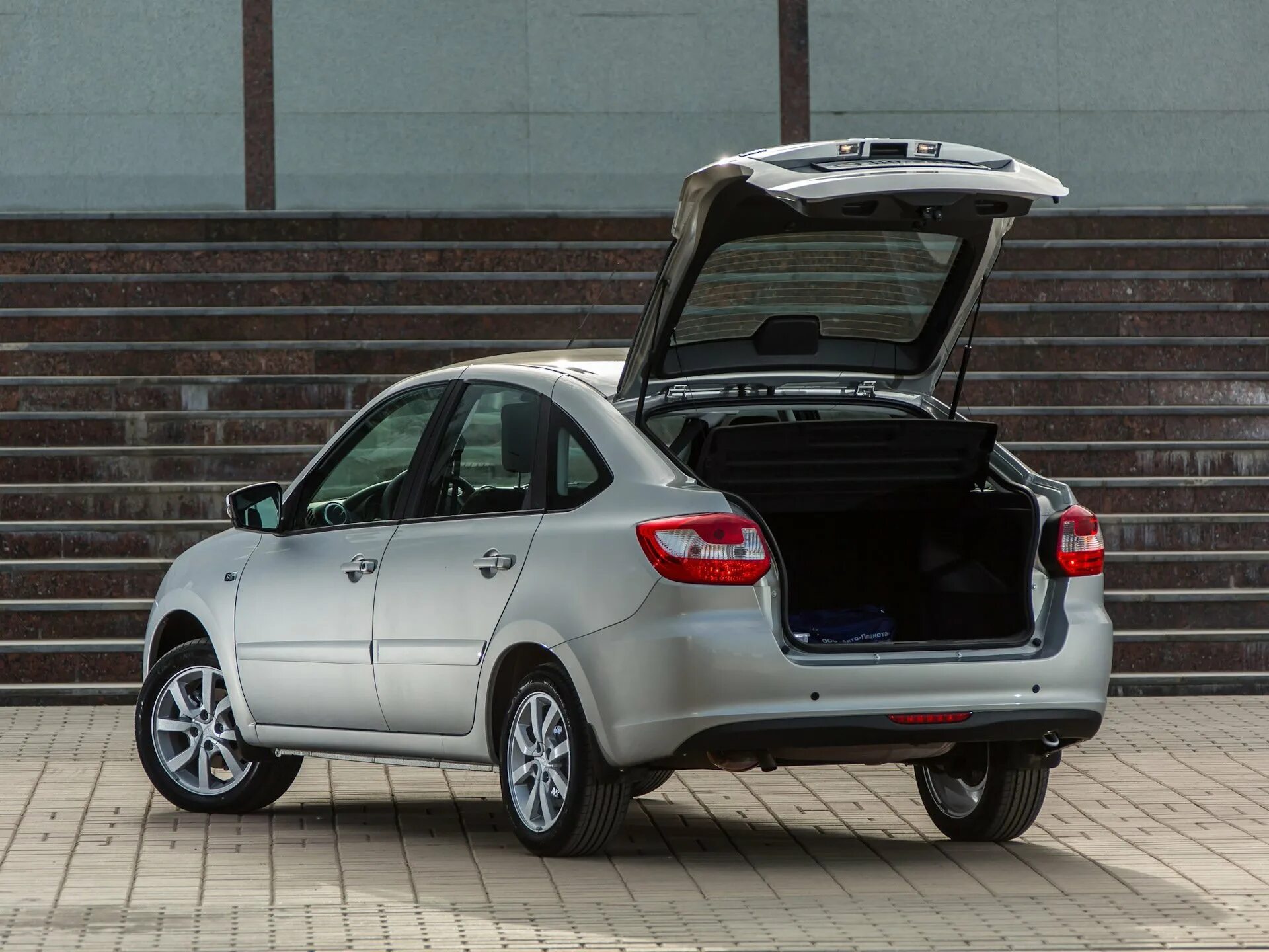 Гранта лифтбек фото. Lada Granta Liftback. Lada Гранта лифтбек. Lada Гранта Liftback. Лада Гранта седан и лифтбек.
