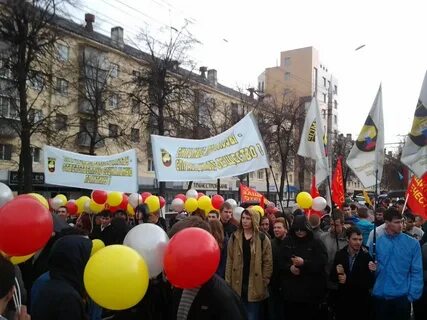 Колонна демонстрантов