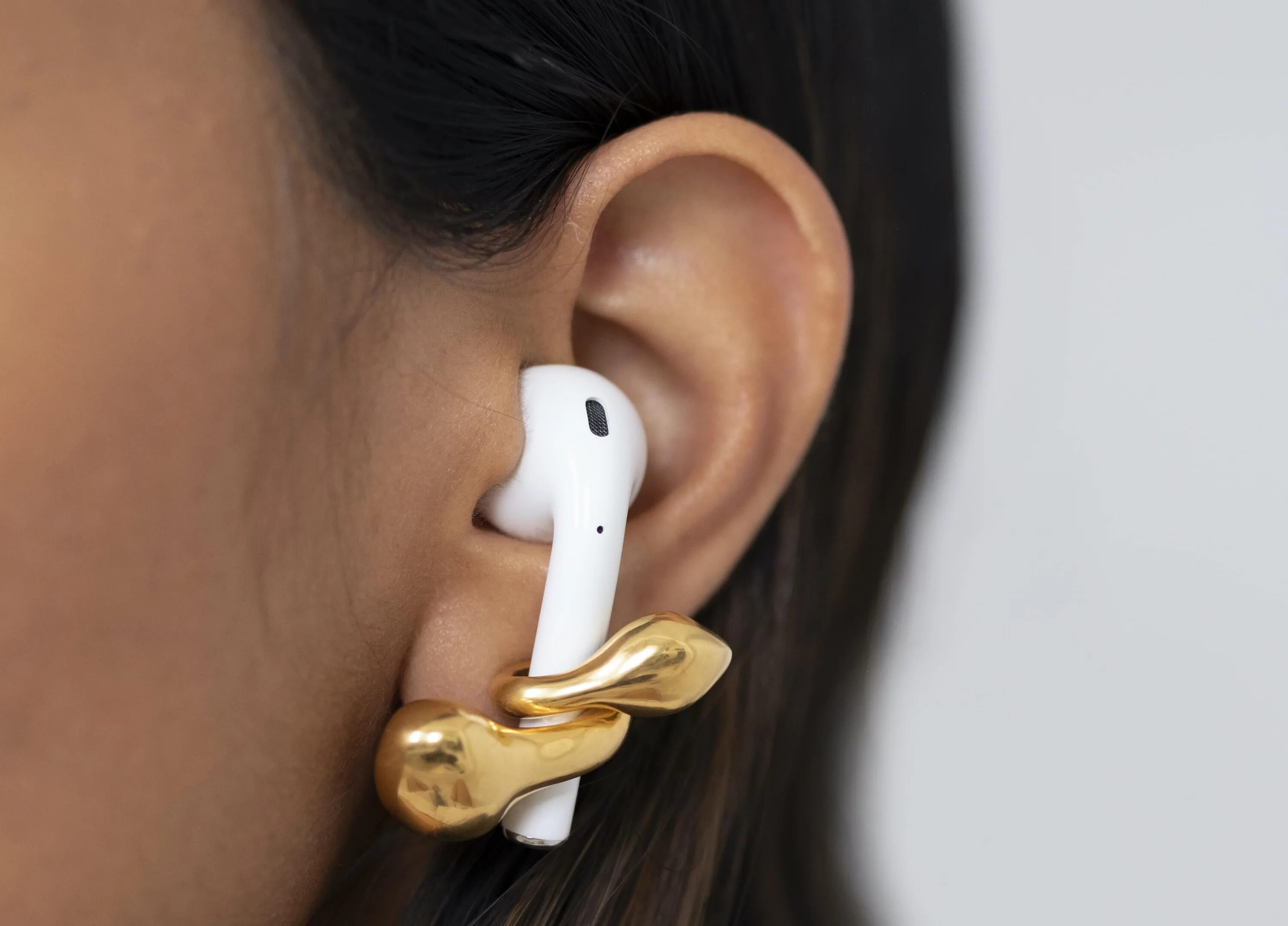 Можно оглохнуть от наушников. Серьги Misho для AIRPODS. Misho серьги держатели. Серьги для AIRPODS Louis Vuitton. Сережки для наушников Эппл.