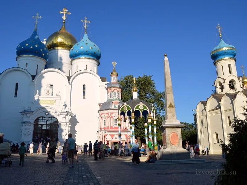 Посад развлечения. Паломники Сергиев Посад. Лавра Сергиев Посад с паломниками. Скульптуры ангелов Троице-Сергиева Лавра. Путь паломника в Сергиевом Посаде.