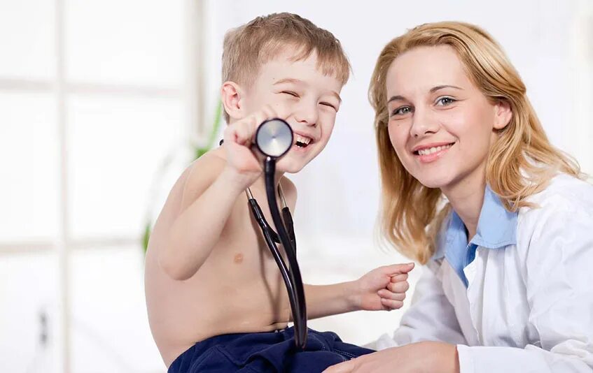 Дети которые были у врача. Прием детей. Врач и ребенок. Мальчик у врача. Мальчик и стетоскоп.